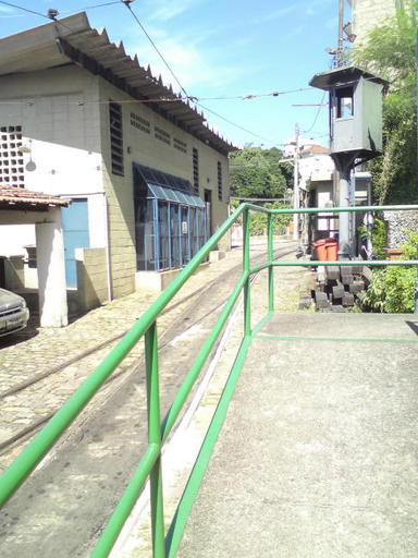Tram Santa Teresa: Access tracks to the maintenance shop (behind the photographer). On the left the substation, on the right the access to the museum.