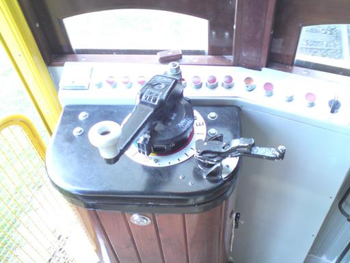 Tram Santa Teresa: View of the controller. On the left the power and brake lever, on its right side the reversing handle, behind them the control lights and switches.