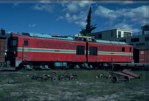 Doppellok Bo'Bo'Bo' aus der Eröffnungszeit der Ibarra - San Lorenzo - Linie (dieselelektrisch, Alsthom/Sulzer 1955,Serie 151-155), abgestellt in Ibarra, Ecuador.