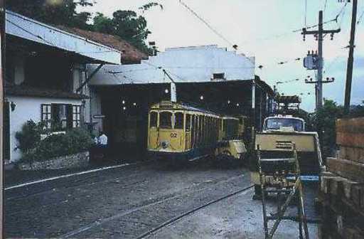 Entrance to the workshop which is reached from the Alto do Guimarães (junction of the two lines) and following the track pointing downhill in Rua Carlos Brandt