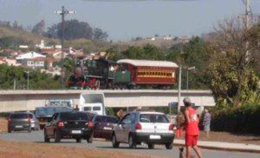 Campinas - Jaguariúna, train on the new viaduct.