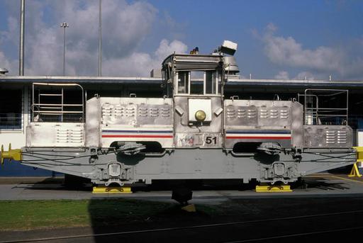 Treidellokomotive der 2. Generation (Mitsubishi 1964) als Denkmal bei der Gatún-Schleuse.