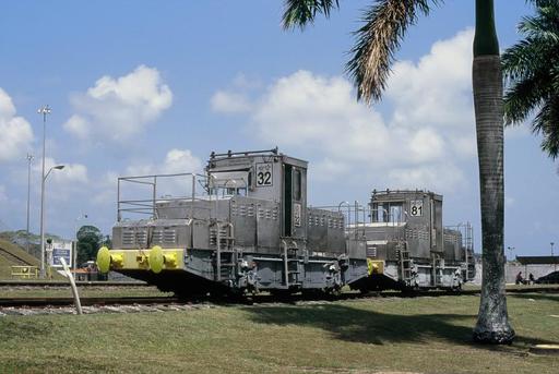 Two 2nd generation towing locomotives (Mitsubishi 1964) posed on a service track at the Gatún lock.