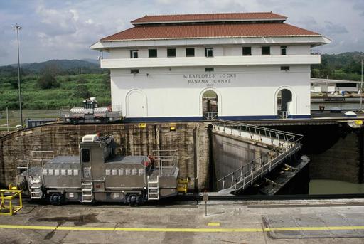 Zwei Treidellokomotiven der 3. Generation warten bei der Miraflores-Schleuse auf das nächste Frachtschiff.