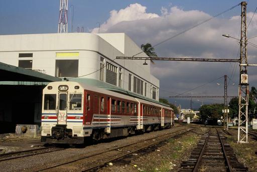 Dreiteiliger Apolo-Triebwagen ex FEVE im Vorortsverkehr von San José, Estación al Pacífico.