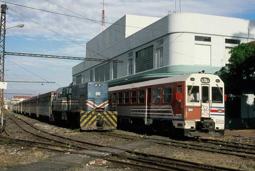 Kreuzung der beiden Kompositionen im Vorortsverkehr, Estación al Pacífico Diesellok GE U11B, Bo'Bo', Motor Caterpillar D398, 1100 PS, November 1979, Nr. 80-89.