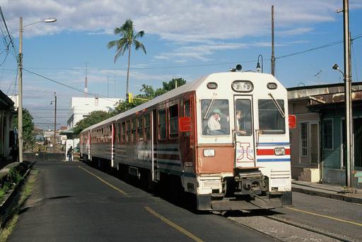 Apolo-Triebwagen ex FEVE im Strassenverlauf auf der Verbindungsstrecke zwischen der Estación al Pacífico und der Estación al Atlántico. Im Hintergrund das Empfangsgebäude des Pazifik-Bahnhofs.