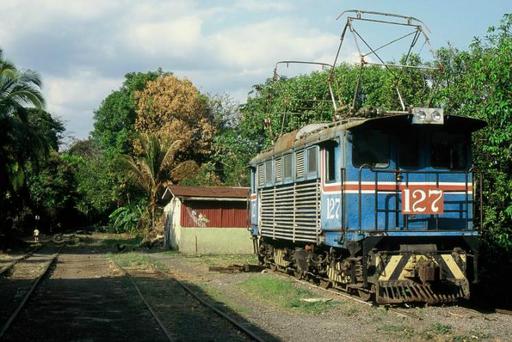 Elektrolok AEG der Pazifikstrecke, ex Lok Nr. 8, ex Lok Nr. 27, ex mit Drehgestellen A1A-A1A, ausgestellt in Atenas, jetzt mit Drehgestellen Bo'Bo' 1500 PS ex Henschel-Siemens-Lok, ex modernisierter Lok Nr. 126.