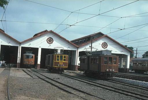 Depot und Werkstätten in Pindamonhangaba mit den Triebwagen A-3, V-2 und V-1 (Talstrecke), von links, 1997.