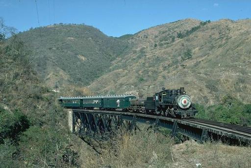 Dampfzug mit Lok 205 auf der Bergfahrt von Rancho nach Guatemala City, Umgebung von Agua Caliente.