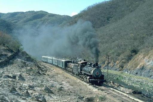 Dampfzug mit Lok 205 auf der Bergfahrt  von Rancho nach Guatemala City,  Umgebung von Agua Caliente.