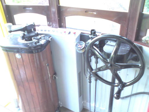 Tram Santa Teresa: Driving cabin of the new cars. On the left the controller, an air pressure gauge and the mechanical hand brake.