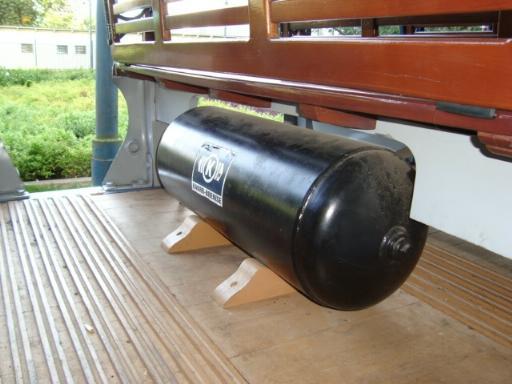 Tram Santa Teresa: Air container under a bench.