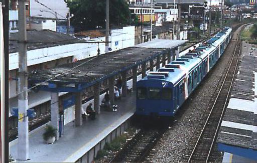 SuperVia in Penha, Linie C, renovierter Zug und Station, Rio de Janeiro.