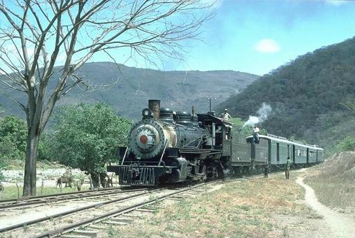 Dampfzug mit Lok 205 auf der Bergfahrt  von Rancho nach Guatemala City,  Umgebung von Agua Caliente.