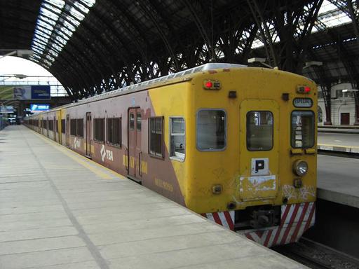 Retiro Mitre, Toshiba-Zug der TBA, von Morrison-Knudsen modernisiert, erste Bemalung, Buenos Aires.