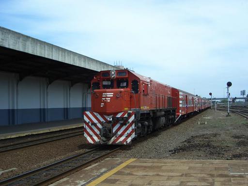 Retiro Belgrano, Einfahrt eines Zuges von Ferrovías , Buenos Aires.