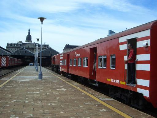 Retiro Belgrano,  Einfahrt eines Zuges von Ferrovías, Buenos Aires.