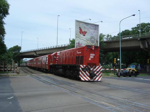 Ausfahrt eines Zuges von Ferrovías, Buenos Aires.