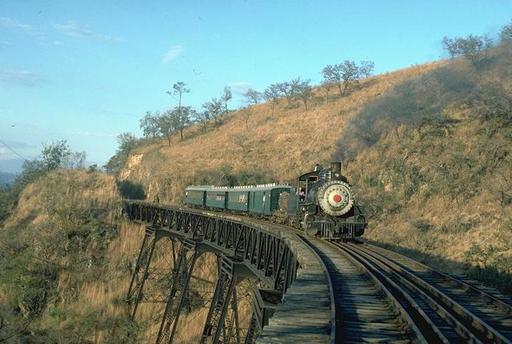 Dampfzug mit Lok 205 auf der Bergfahrt  von Rancho nach Guatemala City ,  Umgebung von Agua Caliente.