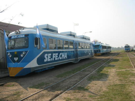 Eröffnungszug der Stadtbahn. Vorne der Triebwagen Nr. 1, hinten ein modernisierter Ferrostaal-Triebwagen, Sefecha, Argentinien.