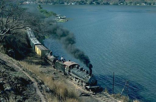 Dampfzug auf der Pazifik-Strecke am Amatitlán-See.