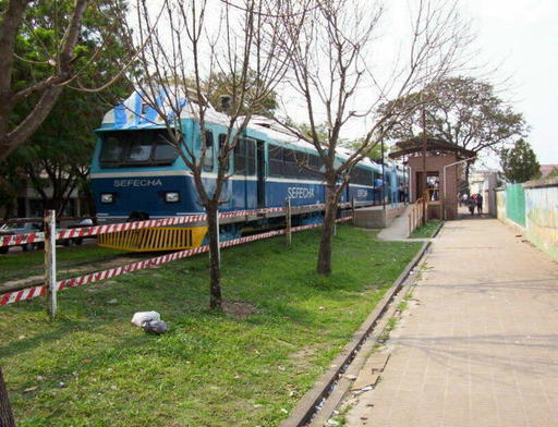 Modernisierter Ferrostaal-Triebwagen an der Endstation Vilelas, Sefecha, Argentinien.