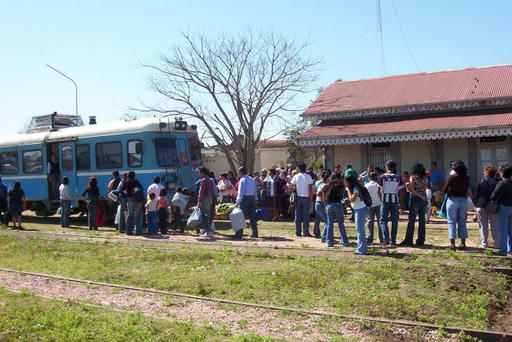 Nicht modernisierter MAN-Triebwagen abfahrtbereit in Cacui, Sefecha, Argentinien.
