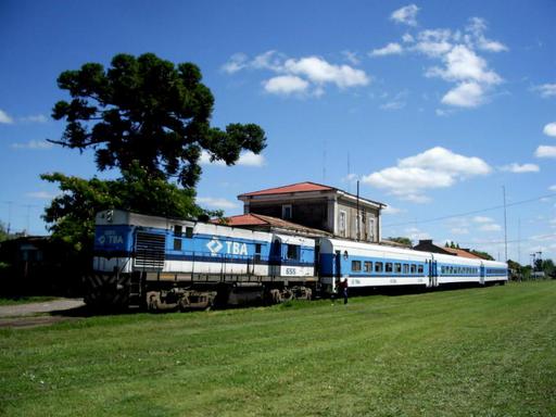 Loco hauled train with ALCo RSD.39 after arrival at Lobos.