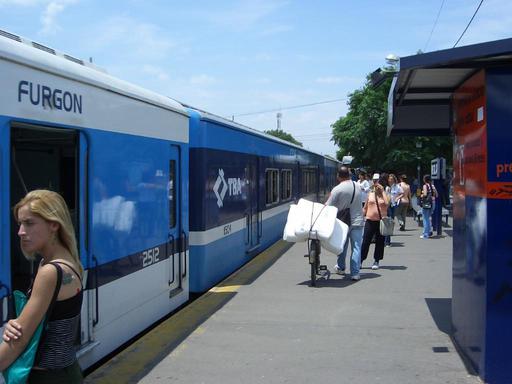 Umsteigen auf elektrischen Zug in Merlo.