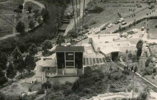 Frühere Talstation. Links Pendelbahn, rechts Standseilbahn; nach 1955. Monserrate, Kolumbien.