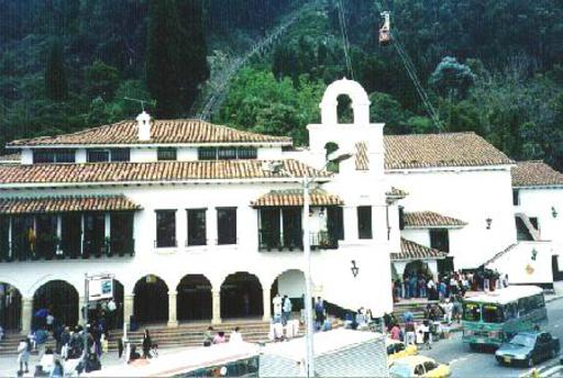 Neue Talstation. Links Standseilbahn, rechts Pendelbahn. . Monserrate, Kolumbien.