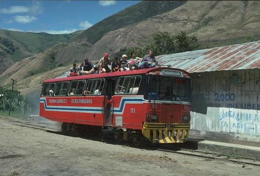 Autoferro auf der Strecke Ibarra - San Lorenzo mit dem Bahnhofsgebäude in Rio Blanco, Ecuador.