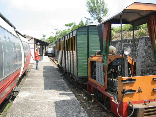 In der Talstation, Lok Diema DL 20, links Panoramawagen.