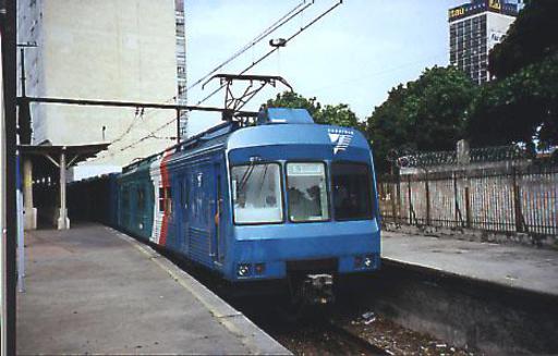 Zug der SuperVia, Linie Deodoro, bei der Abfahrt im Bahnhof Dom Pedro II, Rio de Janeiro