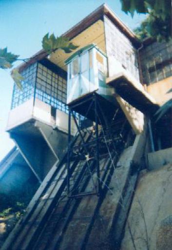 Funicular Carlos von Buren inside the hospital of Valparaíso.