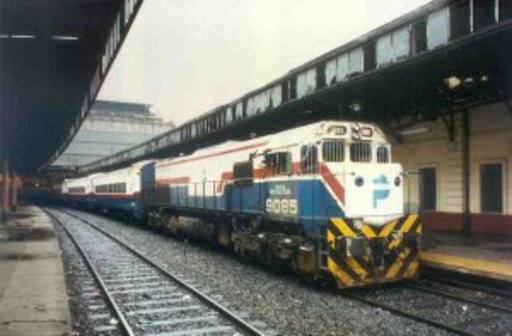 Ferrobaires-Fernzug im Bahnhof Plaza Constitución in Buenos Aires