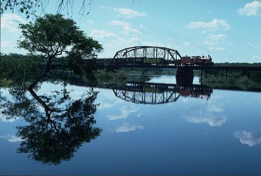 Flussbrücke, zwischen San Salvador and J.L.Oviedo.